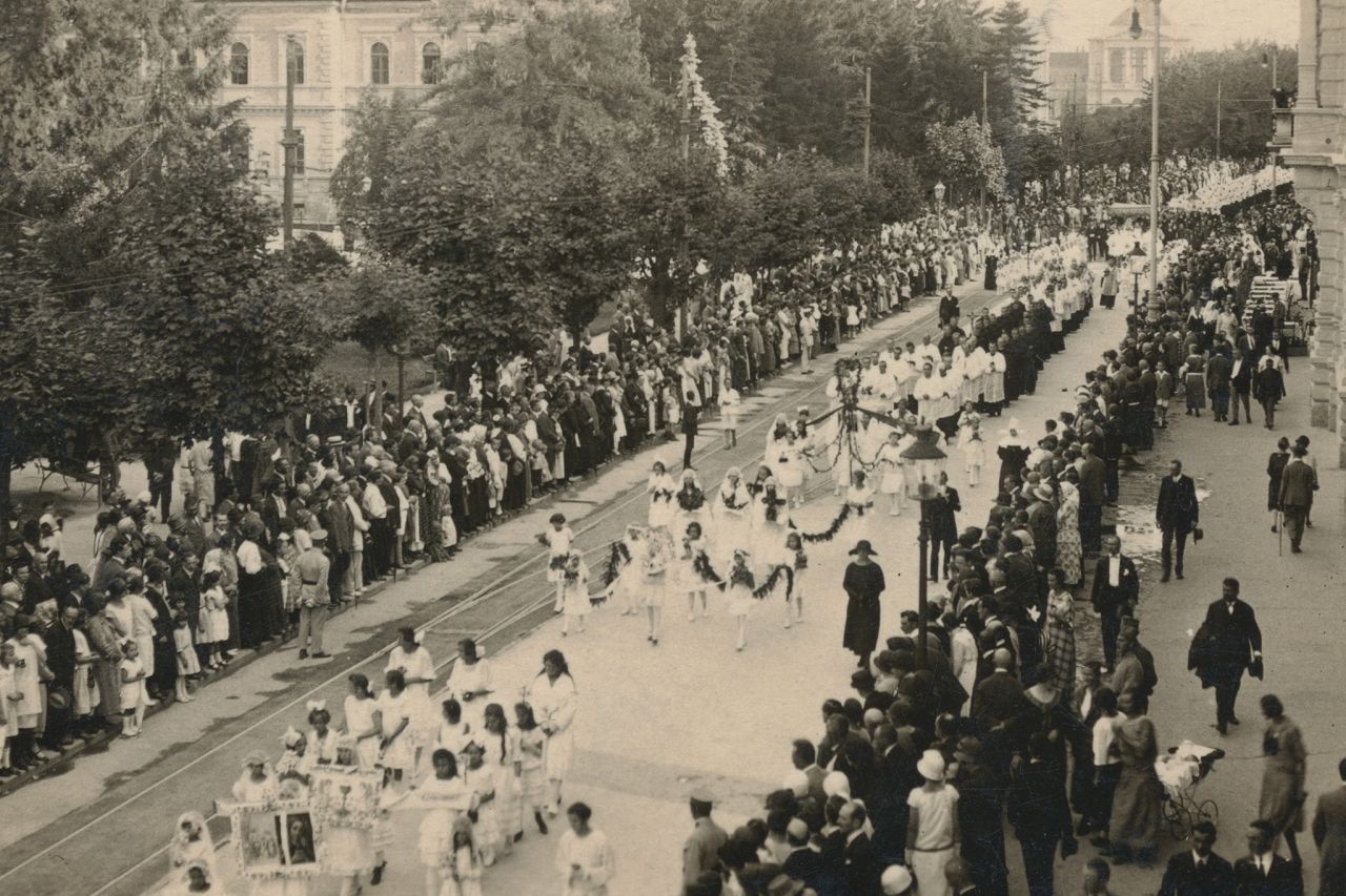Trg Josipa Juraja Strossmaeyra, procesija, oko 1925.-1930. godine